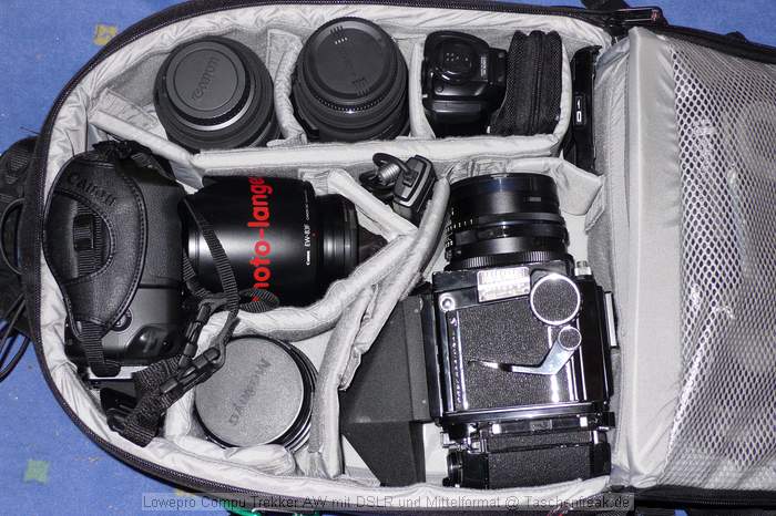 Lowepro CompuTrekker AW mit DSLR und Mittelformat\n\nFoto von Jörg Langer\n\nKommentar des Nutzers:\n\nDer Lowepro CompuTrekker ist unseres Erachtens der beste Verwandlungskünstler den es unter den Fotorucksäcken gibt. Mit ein paar zusätzlichen Raumteilern kann man nahezu alles mit Ihm anstellen.\n\nWir verstauen hier im Hauptfach:\n5D mit BG und RRS L-Winkel\nmit angesetztem Canon 24-70 2,8L USM mit ungedrehter Geli,\nSigma 12-24 für die Canon DSLR\nSigma 150 2,8 für die Canon DSLR\nCanon Blitz 580 EX mit 8 zusätzlichen Akkus\nTimer Fernbedienung\n\nMamiya RB67 mit Prismensuche und 120er Filmmagazin\nmit angesetztem 3,8 127mm Mamiya Objektiv\nzusätzlichem WW 4,5 65mm Mamiya Objektiv\nzusätzlichem Lichtschachtsucher\n\nIm Deckelinnenfach sind bneide Gummiu Gelis für die Mamiya und der Doppeldrahtauslöser, sowie Akkus und Speicher für die DSLR.\n\nIn der vordertasche (außen) sind:\n30 Rollfilme in Lowepro Filmtaschen\nLowepro Handschuhe\nNexto CF Mobiler Speicher für die DSLR\nTaschenlampe und 77er B&W Polfilter in der B&W Box\n\nDas Notebookfach ist leerr, bzw. bietet Platz für Reiseführer, GPS-PDA oder andere Unterlagen.\n\nSo bepackt ist er nicht leicht aber besser zu tragen wie beide Ausrüstungen getrannt in Schultertaschen.