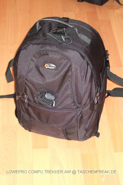 Foto von Jörg Langer\n\nKommentar des Nutzers:\n\nDieser Lowepro Compu Trekker ist eine angenehme Mischung aus Packesel und dennoch tragbarem und relativ kleinem Rucksack, den man auch ohne Diskussionen in nahezu jeder Fluggesellschaft mitnehmen kann.\n\nDas Notebookfach fasst laut Herstellerangabe die meisten 15,4" Notebooks. Für 17" Notebooks solle man den Compu Trekker Plus AW wählen, der in Summe wesentlich größer aber auch wieder deutlich auffälliger ist.,\n\nWir haben in diesem LP CT AW reingepackt:\n\nInnenraum Hauptfach:\nCanon 1D mit RRS L Winkel und angesetztem Canon EF 24-105 L IS\nCanon 100-400 mit Geli und Stativschelle mit Kirk Wechselplatte\nCanon 100 2,8 USM Makro\nCanon 35 2.0 mit Geli (darunter Winkelsucher C)\nCanon 50 1,8 II (Geli liegt im 100-400er Fach) (darunter 8x AA Akkus)\nCanon 85 1,8 mit Geli\nSigma 12-24\nCanon 580 EX Blitz (darunter liegt der 430EX)\n2x Ersatzakku für Canon 1D NP-E3\n\nIn den beiden oberen innentaschen des Deckels:\nJeweils 1x GEPE Card Safe mit jeweils 4x CF Cards\n\nIn den großen Deckelinnenfach:\nTimer Fernbedienung, Wasserwaage für Blitzschuh, Leefolie für beide Blitzgeräte, 2 Putztücjer\n\nDeckelaußenfach:\nLowepro Filtertasche\nLumiquest Pro Max Bouncer System\nGraukarte\nX-Drive 6230 im Peli Case\nCanon ST-E2\nMüllsäcke\nLenspen