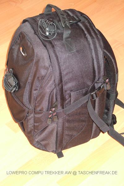 Foto von Jrg Langer\n\nKommentar des Nutzers:\n\nDieser Lowepro Compu Trekker ist eine angenehme Mischung aus Packesel und dennoch tragbarem und relativ kleinem Rucksack, den man auch ohne Diskussionen in nahezu jeder Fluggesellschaft mitnehmen kann.\n\nDas Notebookfach fasst laut Herstellerangabe die meisten 15,4" Notebooks. Fr 17" Notebooks solle man den Compu Trekker Plus AW whlen, der in Summe wesentlich grer aber auch wieder deutlich aufflliger ist.,\n\nWir haben in diesem LP CT AW reingepackt:\n\nInnenraum Hauptfach:\nCanon 1D mit RRS L Winkel und angesetztem Canon EF 24-105 L IS\nCanon 100-400 mit Geli und Stativschelle mit Kirk Wechselplatte\nCanon 100 2,8 USM Makro\nCanon 35 2.0 mit Geli (darunter Winkelsucher C)\nCanon 50 1,8 II (Geli liegt im 100-400er Fach) (darunter 8x AA Akkus)\nCanon 85 1,8 mit Geli\nSigma 12-24\nCanon 580 EX Blitz (darunter liegt der 430EX)\n2x Ersatzakku fr Canon 1D NP-E3\n\nIn den beiden oberen innentaschen des Deckels:\nJeweils 1x GEPE Card Safe mit jeweils 4x CF Cards\n\nIn den groen Deckelinnenfach:\nTimer Fernbedienung, Wasserwaage fr Blitzschuh, Leefolie fr beide Blitzgerte, 2 Putztcjer\n\nDeckelauenfach:\nLowepro Filtertasche\nLumiquest Pro Max Bouncer System\nGraukarte\nX-Drive 6230 im Peli Case\nCanon ST-E2\nMllscke\nLenspen