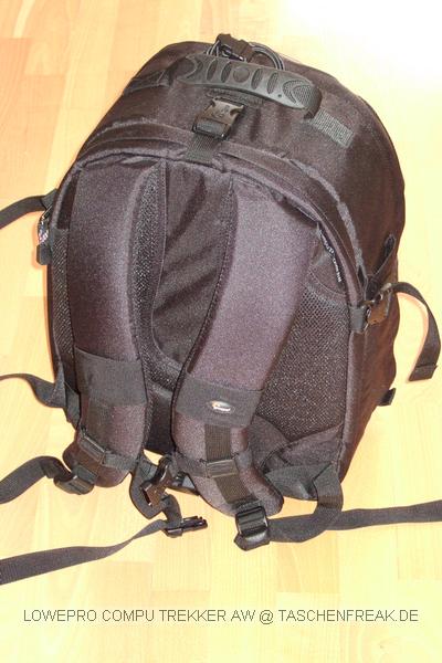 Foto von Jrg Langer\n\nKommentar des Nutzers:\n\nDieser Lowepro Compu Trekker ist eine angenehme Mischung aus Packesel und dennoch tragbarem und relativ kleinem Rucksack, den man auch ohne Diskussionen in nahezu jeder Fluggesellschaft mitnehmen kann.\n\nDas Notebookfach fasst laut Herstellerangabe die meisten 15,4" Notebooks. Fr 17" Notebooks solle man den Compu Trekker Plus AW whlen, der in Summe wesentlich grer aber auch wieder deutlich aufflliger ist.,\n\nWir haben in diesem LP CT AW reingepackt:\n\nInnenraum Hauptfach:\nCanon 1D mit RRS L Winkel und angesetztem Canon EF 24-105 L IS\nCanon 100-400 mit Geli und Stativschelle mit Kirk Wechselplatte\nCanon 100 2,8 USM Makro\nCanon 35 2.0 mit Geli (darunter Winkelsucher C)\nCanon 50 1,8 II (Geli liegt im 100-400er Fach) (darunter 8x AA Akkus)\nCanon 85 1,8 mit Geli\nSigma 12-24\nCanon 580 EX Blitz (darunter liegt der 430EX)\n2x Ersatzakku fr Canon 1D NP-E3\n\nIn den beiden oberen innentaschen des Deckels:\nJeweils 1x GEPE Card Safe mit jeweils 4x CF Cards\n\nIn den groen Deckelinnenfach:\nTimer Fernbedienung, Wasserwaage fr Blitzschuh, Leefolie fr beide Blitzgerte, 2 Putztcjer\n\nDeckelauenfach:\nLowepro Filtertasche\nLumiquest Pro Max Bouncer System\nGraukarte\nX-Drive 6230 im Peli Case\nCanon ST-E2\nMllscke\nLenspen