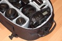 Foto von Jrg Langer\n\nKommentar des Nutzers:\n\nDieser Lowepro Compu Trekker ist eine angenehme Mischung aus Packesel und dennoch tragbarem und relativ kleinem Rucksack, den man auch ohne Diskussionen in nahezu jeder Fluggesellschaft mitnehmen kann.\n\nDas Notebookfach fasst laut Herstellerangabe die meisten 15,4" Notebooks. Fr 17" Notebooks solle man den Compu Trekker Plus AW whlen, der in Summe wesentlich grer aber auch wieder deutlich aufflliger ist.,\n\nWir haben in diesem LP CT AW reingepackt:\n\nInnenraum Hauptfach:\nCanon 1D mit RRS L Winkel und angesetztem Canon EF 24-105 L IS\nCanon 100-400 mit Geli und Stativschelle mit Kirk Wechselplatte\nCanon 100 2,8 USM Makro\nCanon 35 2.0 mit Geli (darunter Winkelsucher C)\nCanon 50 1,8 II (Geli liegt im 100-400er Fach) (darunter 8x AA Akkus)\nCanon 85 1,8 mit Geli\nSigma 12-24\nCanon 580 EX Blitz (darunter liegt der 430EX)\n2x Ersatzakku fr Canon 1D NP-E3\n\nIn den beiden oberen innentaschen des Deckels:\nJeweils 1x GEPE Card Safe mit jeweils 4x CF Cards\n\nIn den groen Deckelinnenfach:\nTimer Fernbedienung, Wasserwaage fr Blitzschuh, Leefolie fr beide Blitzgerte, 2 Putztcjer\n\nDeckelauenfach:\nLowepro Filtertasche\nLumiquest Pro Max Bouncer System\nGraukarte\nX-Drive 6230 im Peli Case\nCanon ST-E2\nMllscke\nLenspen