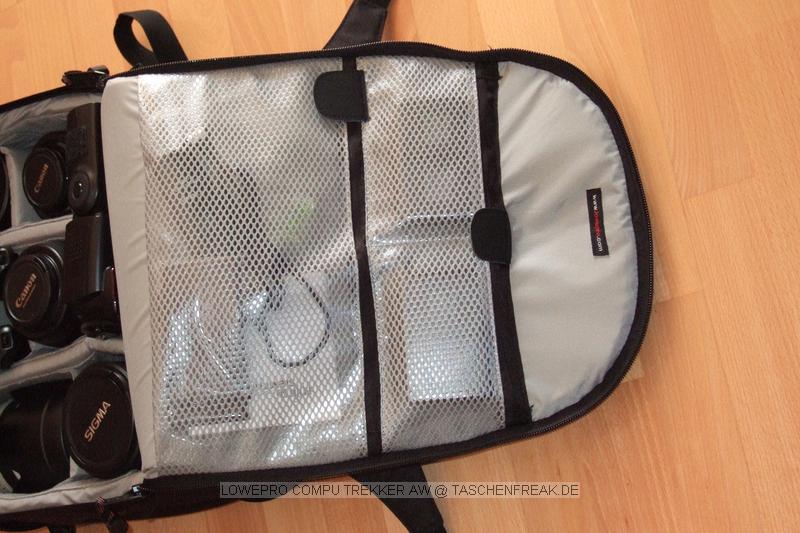 Foto von Jrg Langer\n\nKommentar des Nutzers:\n\nDieser Lowepro Compu Trekker ist eine angenehme Mischung aus Packesel und dennoch tragbarem und relativ kleinem Rucksack, den man auch ohne Diskussionen in nahezu jeder Fluggesellschaft mitnehmen kann.\n\nDas Notebookfach fasst laut Herstellerangabe die meisten 15,4" Notebooks. Fr 17" Notebooks solle man den Compu Trekker Plus AW whlen, der in Summe wesentlich grer aber auch wieder deutlich aufflliger ist.,\n\nWir haben in diesem LP CT AW reingepackt:\n\nInnenraum Hauptfach:\nCanon 1D mit RRS L Winkel und angesetztem Canon EF 24-105 L IS\nCanon 100-400 mit Geli und Stativschelle mit Kirk Wechselplatte\nCanon 100 2,8 USM Makro\nCanon 35 2.0 mit Geli (darunter Winkelsucher C)\nCanon 50 1,8 II (Geli liegt im 100-400er Fach) (darunter 8x AA Akkus)\nCanon 85 1,8 mit Geli\nSigma 12-24\nCanon 580 EX Blitz (darunter liegt der 430EX)\n2x Ersatzakku fr Canon 1D NP-E3\n\nIn den beiden oberen innentaschen des Deckels:\nJeweils 1x GEPE Card Safe mit jeweils 4x CF Cards\n\nIn den groen Deckelinnenfach:\nTimer Fernbedienung, Wasserwaage fr Blitzschuh, Leefolie fr beide Blitzgerte, 2 Putztcjer\n\nDeckelauenfach:\nLowepro Filtertasche\nLumiquest Pro Max Bouncer System\nGraukarte\nX-Drive 6230 im Peli Case\nCanon ST-E2\nMllscke\nLenspen