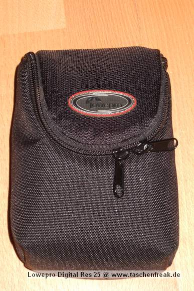 Foto von Jrg Langer\n\nKommentar des Nutzers:\n\nIch nutze diese Tasche sehr gerne fr Zubehrteile wie Akkupacks, Filter und Speichercards um diese am Grtel oder an der groen Fototasche/Rucksack zu befestigen.\n\nDas Innere ist sehr weich und anschmiegssam ausgestattet so das die teuren kleinen Begleiter gut geschtzt sind.\n\nIn denr Innentaschen ist Platz fr einen weiteren Speicherchip oder einen Ersatzakku oder andere Kleinteile.\n\nDurch das doppelte Klettsystem an der Grtelschlaufe kann man diese Tasche bedenkenlos am Grtel oder an der groen Fototasche/Rucksack befestigen. Ein unabsichtliches lsen ist nicht mglich.