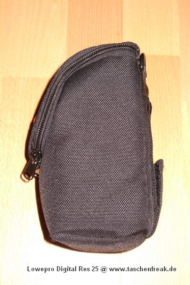 Foto von Jrg Langer\n\nKommentar des Nutzers:\n\nIch nutze diese Tasche sehr gerne fr Zubehrteile wie Akkupacks, Filter und Speichercards um diese am Grtel oder an der groen Fototasche/Rucksack zu befestigen.\n\nDas Innere ist sehr weich und anschmiegssam ausgestattet so das die teuren kleinen Begleiter gut geschtzt sind.\n\nIn denr Innentaschen ist Platz fr einen weiteren Speicherchip oder einen Ersatzakku oder andere Kleinteile.\n\nDurch das doppelte Klettsystem an der Grtelschlaufe kann man diese Tasche bedenkenlos am Grtel oder an der groen Fototasche/Rucksack befestigen. Ein unabsichtliches lsen ist nicht mglich.