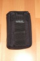 Foto von Jrg Langer\n\nKommentar des Nutzers:\n\nIch nutze diese Tasche sehr gerne fr Zubehrteile wie Akkupacks, Filter und Speichercards um diese am Grtel oder an der groen Fototasche/Rucksack zu befestigen.\n\nDas Innere ist sehr weich und anschmiegssam ausgestattet so das die teuren kleinen Begleiter gut geschtzt sind.\n\nIn denr Innentaschen ist Platz fr einen weiteren Speicherchip oder einen Ersatzakku oder andere Kleinteile.\n\nDurch das doppelte Klettsystem an der Grtelschlaufe kann man diese Tasche bedenkenlos am Grtel oder an der groen Fototasche/Rucksack befestigen. Ein unabsichtliches lsen ist nicht mglich.