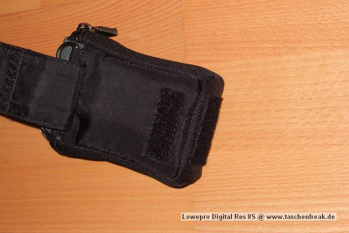 Foto von Jrg Langer\n\nKommentar des Nutzers:\n\nDiese kleine Tasche ist Ideal fr Digi Cams oder andere Gegenstnde bis zu einem Ma von 10x6x3,5cm.\n\nIch nutze diese Tasche immer fr meine "Immderdabei-Cam" die Fuji F10. Das Innere ist sehr weich und anschmiegssam ausgestattet so das die teuren kleinen Begleiter gut geschtzt sind.\n\nIn der Innentasche ist Platz fr einen weiteren Speicherchip oder einen Ersatzakku.\n\nDurch das doppelte Klettsystem an der Grtelschlaufe kann man diese Tasche bedenkenlos am Grtel oder an der groen Fototasche/Rucksack befestigen. Ein unabsichtliches lsen ist nicht mglich.