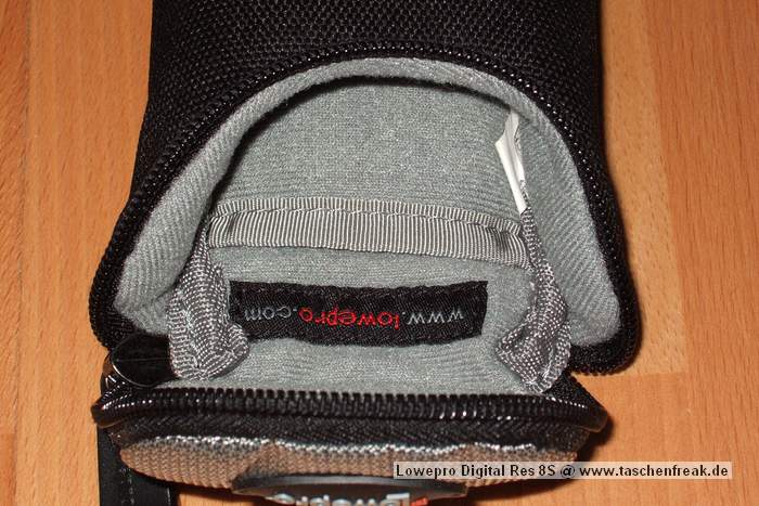 Foto von Jrg Langer\n\nKommentar des Nutzers:\n\nDiese kleine Tasche ist Ideal fr Digi Cams oder andere Gegenstnde bis zu einem Ma von 10x6x3,5cm.\n\nIch nutze diese Tasche immer fr meine "Immderdabei-Cam" die Fuji F10. Das Innere ist sehr weich und anschmiegssam ausgestattet so das die teuren kleinen Begleiter gut geschtzt sind.\n\nIn der Innentasche ist Platz fr einen weiteren Speicherchip oder einen Ersatzakku.\n\nDurch das doppelte Klettsystem an der Grtelschlaufe kann man diese Tasche bedenkenlos am Grtel oder an der groen Fototasche/Rucksack befestigen. Ein unabsichtliches lsen ist nicht mglich.