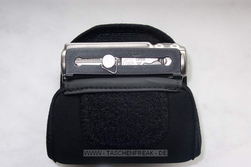 LOWEPRO D-WRAP LP126\n\nFoto und Kommentar von Ralf Pfeiffer - VIELEN DANK!\n\nKommentar:\n\nGeeignet fr Kompakt Kameras (mit Objektiv zum kpl. "einfahren" auf Gehusedicke der Cam)\n\nMae fr die Cam: 95 x 60 x 25 (L x H x B) in mm Ich nutze die Tasche mit einer CanonIXUS 960IS und empfehle die Hhe der Cam von 95mm nicht zu berschreiten da sonst der Klettverschluss nicht mehr gengend Platz zum "greifen"  \nhat.\n\n\nMindest Hhe ist 50mm da sonst der Klettverschluss zu weit, im geschlossenen Zustand, bersteht.\n\nMindest Breite ist 20mm denn die Kunststoffschiene hat diese Breite\n\nAuenma der Tasche mit der IXUS 960IX 115 x 65 x 40 mm\n\nBefestigung an der Cam ist ber das Stativgewinde und beliebig verstellbar.\nZum Akku oder Speicherkartenwechsel kann die Kunststoffschiene sehr leicht weggedreht oder mit der "Flgelschraube" geffnet und verschoben werden.\n\nDas Material der Tasche ist eine Art Neopren und Wasser undurchlssig, wobei die Seiten, da es eine Wickeltasche ist, geffnet sind.\n\nDie Tasche schtz vor Strzen, da sie etwas gepolstert ist und trgt dennoch wenig in der Hosentasche auf.\n\nIdeal, wenn man die Tasche immer an der Cam hat.\nDie Tasche ist mit einem Metallbgel an der Kunststoffschiene befestigt und klappt vollstndig nach unten weg und somit ist es unmglich ein Bild zu machen auf dem die Lasche der Tasche abgebildet ist, so wie man es aus frheren Zeiten bei Taschen die an der Cam sind, kennt.