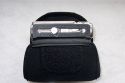LOWEPRO D-WRAP LP126\n\nFoto und Kommentar von Ralf Pfeiffer - VIELEN DANK!\n\nKommentar:\n\nGeeignet fr Kompakt Kameras (mit Objektiv zum kpl. "einfahren" auf Gehusedicke der Cam)\n\nMae fr die Cam: 95 x 60 x 25 (L x H x B) in mm Ich nutze die Tasche mit einer CanonIXUS 960IS und empfehle die Hhe der Cam von 95mm nicht zu berschreiten da sonst der Klettverschluss nicht mehr gengend Platz zum "greifen"  \nhat.\n\n\nMindest Hhe ist 50mm da sonst der Klettverschluss zu weit, im geschlossenen Zustand, bersteht.\n\nMindest Breite ist 20mm denn die Kunststoffschiene hat diese Breite\n\nAuenma der Tasche mit der IXUS 960IX 115 x 65 x 40 mm\n\nBefestigung an der Cam ist ber das Stativgewinde und beliebig verstellbar.\nZum Akku oder Speicherkartenwechsel kann die Kunststoffschiene sehr leicht weggedreht oder mit der "Flgelschraube" geffnet und verschoben werden.\n\nDas Material der Tasche ist eine Art Neopren und Wasser undurchlssig, wobei die Seiten, da es eine Wickeltasche ist, geffnet sind.\n\nDie Tasche schtz vor Strzen, da sie etwas gepolstert ist und trgt dennoch wenig in der Hosentasche auf.\n\nIdeal, wenn man die Tasche immer an der Cam hat.\nDie Tasche ist mit einem Metallbgel an der Kunststoffschiene befestigt und klappt vollstndig nach unten weg und somit ist es unmglich ein Bild zu machen auf dem die Lasche der Tasche abgebildet ist, so wie man es aus frheren Zeiten bei Taschen die an der Cam sind, kennt.