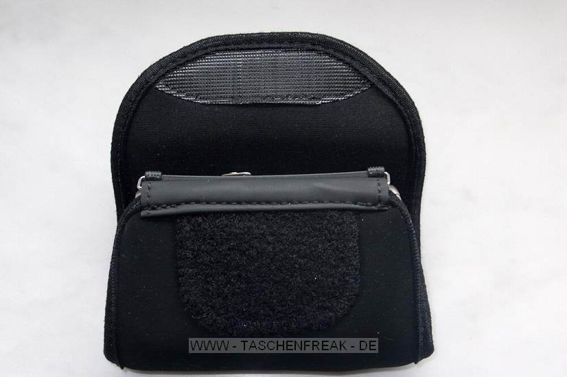 LOWEPRO D-WRAP LP126\n\nFoto und Kommentar von Ralf Pfeiffer - VIELEN DANK!\n\nKommentar:\n\nGeeignet fr Kompakt Kameras (mit Objektiv zum kpl. "einfahren" auf Gehusedicke der Cam)\n\nMae fr die Cam: 95 x 60 x 25 (L x H x B) in mm Ich nutze die Tasche mit einer CanonIXUS 960IS und empfehle die Hhe der Cam von 95mm nicht zu berschreiten da sonst der Klettverschluss nicht mehr gengend Platz zum "greifen"  \nhat.\n\n\nMindest Hhe ist 50mm da sonst der Klettverschluss zu weit, im geschlossenen Zustand, bersteht.\n\nMindest Breite ist 20mm denn die Kunststoffschiene hat diese Breite\n\nAuenma der Tasche mit der IXUS 960IX 115 x 65 x 40 mm\n\nBefestigung an der Cam ist ber das Stativgewinde und beliebig verstellbar.\nZum Akku oder Speicherkartenwechsel kann die Kunststoffschiene sehr leicht weggedreht oder mit der "Flgelschraube" geffnet und verschoben werden.\n\nDas Material der Tasche ist eine Art Neopren und Wasser undurchlssig, wobei die Seiten, da es eine Wickeltasche ist, geffnet sind.\n\nDie Tasche schtz vor Strzen, da sie etwas gepolstert ist und trgt dennoch wenig in der Hosentasche auf.\n\nIdeal, wenn man die Tasche immer an der Cam hat.\nDie Tasche ist mit einem Metallbgel an der Kunststoffschiene befestigt und klappt vollstndig nach unten weg und somit ist es unmglich ein Bild zu machen auf dem die Lasche der Tasche abgebildet ist, so wie man es aus frheren Zeiten bei Taschen die an der Cam sind, kennt.