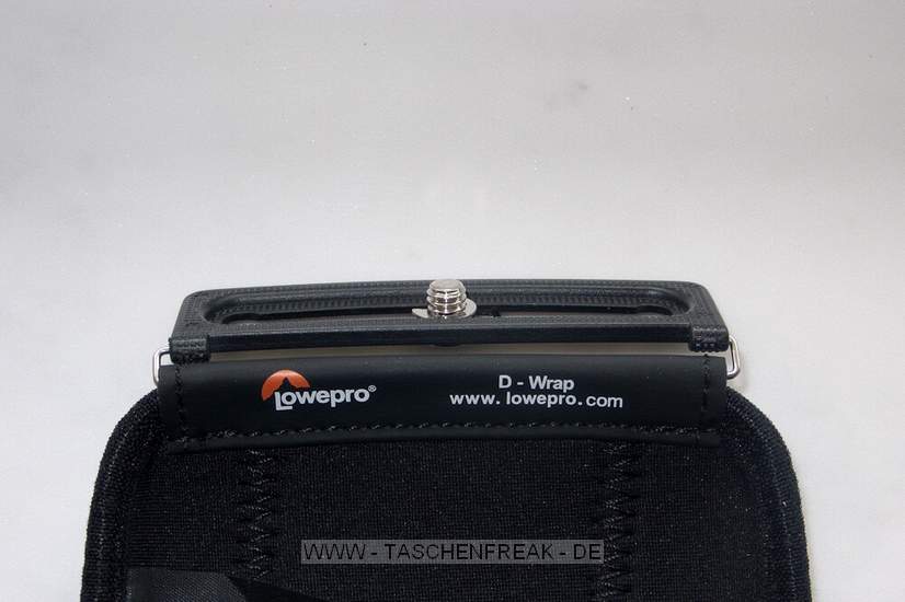 LOWEPRO D-WRAP LP126\n\nFoto und Kommentar von Ralf Pfeiffer - VIELEN DANK!\n\nKommentar:\n\nGeeignet fr Kompakt Kameras (mit Objektiv zum kpl. "einfahren" auf Gehusedicke der Cam)\n\nMae fr die Cam: 95 x 60 x 25 (L x H x B) in mm Ich nutze die Tasche mit einer CanonIXUS 960IS und empfehle die Hhe der Cam von 95mm nicht zu berschreiten da sonst der Klettverschluss nicht mehr gengend Platz zum "greifen"  \nhat.\n\n\nMindest Hhe ist 50mm da sonst der Klettverschluss zu weit, im geschlossenen Zustand, bersteht.\n\nMindest Breite ist 20mm denn die Kunststoffschiene hat diese Breite\n\nAuenma der Tasche mit der IXUS 960IX 115 x 65 x 40 mm\n\nBefestigung an der Cam ist ber das Stativgewinde und beliebig verstellbar.\nZum Akku oder Speicherkartenwechsel kann die Kunststoffschiene sehr leicht weggedreht oder mit der "Flgelschraube" geffnet und verschoben werden.\n\nDas Material der Tasche ist eine Art Neopren und Wasser undurchlssig, wobei die Seiten, da es eine Wickeltasche ist, geffnet sind.\n\nDie Tasche schtz vor Strzen, da sie etwas gepolstert ist und trgt dennoch wenig in der Hosentasche auf.\n\nIdeal, wenn man die Tasche immer an der Cam hat.\nDie Tasche ist mit einem Metallbgel an der Kunststoffschiene befestigt und klappt vollstndig nach unten weg und somit ist es unmglich ein Bild zu machen auf dem die Lasche der Tasche abgebildet ist, so wie man es aus frheren Zeiten bei Taschen die an der Cam sind, kennt.