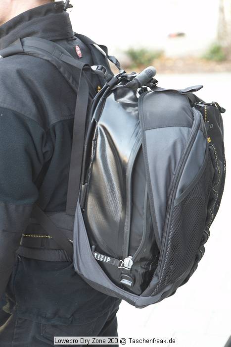 Lowepro DryZone 200\n\nFoto von Jrg Langer - Danke an den Nutzer bei dem ich den Rucksack fotografieren durfte.\n\nKommentar des Nutzers:\n\nDamit habe ich auch die Hasselblad schon 1000 Hhenmeter auf dem Rcken gehabt ohne Probleme. Wasserdicht und dennoch sehr bequem. Reisverschlsse bedrfen Pflege und Gewhnung.