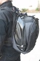 Lowepro DryZone 200\n\nFoto von Jrg Langer - Danke an den Nutzer bei dem ich den Rucksack fotografieren durfte.\n\nKommentar des Nutzers:\n\nDamit habe ich auch die Hasselblad schon 1000 Hhenmeter auf dem Rcken gehabt ohne Probleme. Wasserdicht und dennoch sehr bequem. Reisverschlsse bedrfen Pflege und Gewhnung.