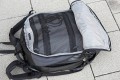 Lowepro DryZone 200\n\nFoto von Jrg Langer - Danke an den Nutzer bei dem ich den Rucksack fotografieren durfte.\n\nKommentar des Nutzers:\n\nDamit habe ich auch die Hasselblad schon 1000 Hhenmeter auf dem Rcken gehabt ohne Probleme. Wasserdicht und dennoch sehr bequem. Reisverschlsse bedrfen Pflege und Gewhnung.