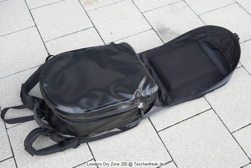 Lowepro DryZone 200\n\nFoto von Jrg Langer - Danke an den Nutzer bei dem ich den Rucksack fotografieren durfte.\n\nKommentar des Nutzers:\n\nDamit habe ich auch die Hasselblad schon 1000 Hhenmeter auf dem Rcken gehabt ohne Probleme. Wasserdicht und dennoch sehr bequem. Reisverschlsse bedrfen Pflege und Gewhnung.