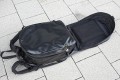 Lowepro DryZone 200\n\nFoto von Jrg Langer - Danke an den Nutzer bei dem ich den Rucksack fotografieren durfte.\n\nKommentar des Nutzers:\n\nDamit habe ich auch die Hasselblad schon 1000 Hhenmeter auf dem Rcken gehabt ohne Probleme. Wasserdicht und dennoch sehr bequem. Reisverschlsse bedrfen Pflege und Gewhnung.