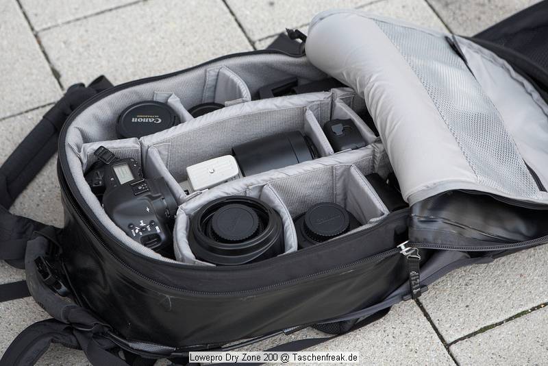 Lowepro DryZone 200\n\nFoto von Jrg Langer - Danke an den Nutzer bei dem ich den Rucksack fotografieren durfte.\n\nKommentar des Nutzers:\n\nDamit habe ich auch die Hasselblad schon 1000 Hhenmeter auf dem Rcken gehabt ohne Probleme. Wasserdicht und dennoch sehr bequem. Reisverschlsse bedrfen Pflege und Gewhnung.