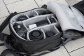 Lowepro DryZone 200\n\nFoto von Jrg Langer - Danke an den Nutzer bei dem ich den Rucksack fotografieren durfte.\n\nKommentar des Nutzers:\n\nDamit habe ich auch die Hasselblad schon 1000 Hhenmeter auf dem Rcken gehabt ohne Probleme. Wasserdicht und dennoch sehr bequem. Reisverschlsse bedrfen Pflege und Gewhnung.