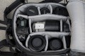 Lowepro DryZone 200\n\nFoto von Jrg Langer - Danke an den Nutzer bei dem ich den Rucksack fotografieren durfte.\n\nKommentar des Nutzers:\n\nDamit habe ich auch die Hasselblad schon 1000 Hhenmeter auf dem Rcken gehabt ohne Probleme. Wasserdicht und dennoch sehr bequem. Reisverschlsse bedrfen Pflege und Gewhnung.