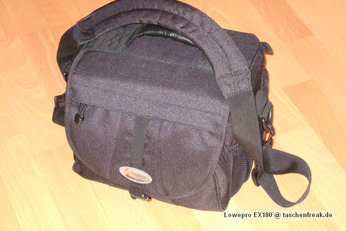 Foto von Jrg Langer\n\nKommentar des Nutzers:\n\nHier ein paar Bilder einer Fototasche in etwas ungewhlicher Verwendung.\n\nHier sind ein Subnotebook und ein Beamer inkl. Netzteilen, Card Reader, externer Festplatte, Netzteile und Fernbedienung fr den Beamer untergebracht. Auch die unterwegs so oft vermisste dreifach Steckdose mit Kabel passt gerade so rein.\n\nDas ganze ist sehr leicht und angenehm zu tragen.\n\nEine AllWetter Hlle hat die EX180 nicht, aber man schleppt einen Beamer und ein kleines Notebook eh meistens nicht durch Wind und Wetter und einen kleinen Schauer an Regen kann die Tasche auch so sehr gut abhalten.\n\nIn der Fotoverwendung passt her auch eine Canon 1D mit 24-105L IS und ein Blitzgert rein - die ideale Tasche fr den kleinen Ausflug.