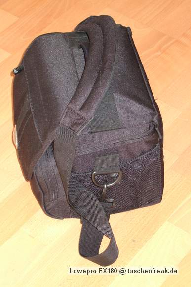 Foto von Jörg Langer\n\nKommentar des Nutzers:\n\nHier ein paar Bilder einer Fototasche in etwas ungewöhlicher Verwendung.\n\nHier sind ein Subnotebook und ein Beamer inkl. Netzteilen, Card Reader, externer Festplatte, Netzteile und Fernbedienung für den Beamer untergebracht. Auch die unterwegs so oft vermisste dreifach Steckdose mit Kabel passt gerade so rein.\n\nDas ganze ist sehr leicht und angenehm zu tragen.\n\nEine AllWetter Hülle hat die EX180 nicht, aber man schleppt einen Beamer und ein kleines Notebook eh meistens nicht durch Wind und Wetter und einen kleinen Schauer an Regen kann die Tasche auch so sehr gut abhalten.\n\nIn der Fotoverwendung passt her auch eine Canon 1D mit 24-105L IS und ein Blitzgerät rein - die ideale Tasche für den kleinen Ausflug.