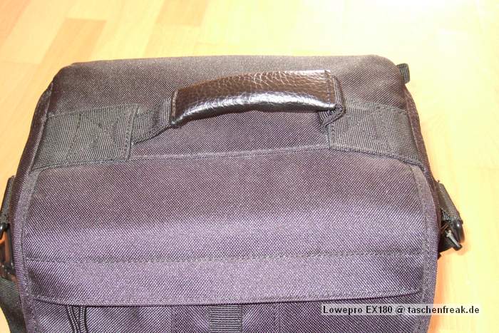 Foto von Jrg Langer\n\nKommentar des Nutzers:\n\nHier ein paar Bilder einer Fototasche in etwas ungewhlicher Verwendung.\n\nHier sind ein Subnotebook und ein Beamer inkl. Netzteilen, Card Reader, externer Festplatte, Netzteile und Fernbedienung fr den Beamer untergebracht. Auch die unterwegs so oft vermisste dreifach Steckdose mit Kabel passt gerade so rein.\n\nDas ganze ist sehr leicht und angenehm zu tragen.\n\nEine AllWetter Hlle hat die EX180 nicht, aber man schleppt einen Beamer und ein kleines Notebook eh meistens nicht durch Wind und Wetter und einen kleinen Schauer an Regen kann die Tasche auch so sehr gut abhalten.\n\nIn der Fotoverwendung passt her auch eine Canon 1D mit 24-105L IS und ein Blitzgert rein - die ideale Tasche fr den kleinen Ausflug.