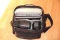 Foto von Jörg Langer\n\nKommentar des Nutzers:\n\nHier ein paar Bilder einer Fototasche in etwas ungewöhlicher Verwendung.\n\nHier sind ein Subnotebook und ein Beamer inkl. Netzteilen, Card Reader, externer Festplatte, Netzteile und Fernbedienung für den Beamer untergebracht. Auch die unterwegs so oft vermisste dreifach Steckdose mit Kabel passt gerade so rein.\n\nDas ganze ist sehr leicht und angenehm zu tragen.\n\nEine AllWetter Hülle hat die EX180 nicht, aber man schleppt einen Beamer und ein kleines Notebook eh meistens nicht durch Wind und Wetter und einen kleinen Schauer an Regen kann die Tasche auch so sehr gut abhalten.\n\nIn der Fotoverwendung passt her auch eine Canon 1D mit 24-105L IS und ein Blitzgerät rein - die ideale Tasche für den kleinen Ausflug.