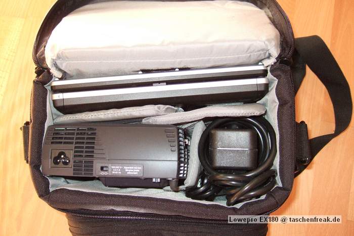 Foto von Jrg Langer\n\nKommentar des Nutzers:\n\nHier ein paar Bilder einer Fototasche in etwas ungewhlicher Verwendung.\n\nHier sind ein Subnotebook und ein Beamer inkl. Netzteilen, Card Reader, externer Festplatte, Netzteile und Fernbedienung fr den Beamer untergebracht. Auch die unterwegs so oft vermisste dreifach Steckdose mit Kabel passt gerade so rein.\n\nDas ganze ist sehr leicht und angenehm zu tragen.\n\nEine AllWetter Hlle hat die EX180 nicht, aber man schleppt einen Beamer und ein kleines Notebook eh meistens nicht durch Wind und Wetter und einen kleinen Schauer an Regen kann die Tasche auch so sehr gut abhalten.\n\nIn der Fotoverwendung passt her auch eine Canon 1D mit 24-105L IS und ein Blitzgert rein - die ideale Tasche fr den kleinen Ausflug.