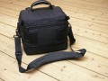 Foto von Ralf Neumann - VIELEN DANK!\n\nKommentar des Nutzers:\n\nLowepro Elite AW\nSehr robuste Tasche für die kleinere Ausrüstung. DSLR mit 4 Objektiven plus Blitz passt prima (meine Sigma SD10 passt auch mit angesetztem Batteriefach wenn ich in die mittleren Fächer kurze Objektive packe).\nWenn die Tasche einen Nachteil hat, ist es die Unterteilung der Vordertasche, die dadurch doch recht eng wird. Viele empfinden dies anders, ich bin jedoch kein Freund von vielen kleinen Fächern. AW steht bei Lowepro für eine Art Regencape, das in dem rückwärtigen Fach untergebracht ist. Der Deckel lappt über und schützt auch ohne das Regencape gut vor Feuchtigkeit. Recht hoher Preis, der jedoch meiner Meinung nach durch die Verarbeitung gerechtfertigt ist. S&F Zubehör kann an den Seiten angesetzt werden.