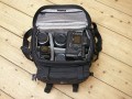 Foto von Ralf Neumann - VIELEN DANK!\n\nKommentar des Nutzers:\n\nLowepro Elite AW\nSehr robuste Tasche für die kleinere Ausrüstung. DSLR mit 4 Objektiven plus Blitz passt prima (meine Sigma SD10 passt auch mit angesetztem Batteriefach wenn ich in die mittleren Fächer kurze Objektive packe).\nWenn die Tasche einen Nachteil hat, ist es die Unterteilung der Vordertasche, die dadurch doch recht eng wird. Viele empfinden dies anders, ich bin jedoch kein Freund von vielen kleinen Fächern. AW steht bei Lowepro für eine Art Regencape, das in dem rückwärtigen Fach untergebracht ist. Der Deckel lappt über und schützt auch ohne das Regencape gut vor Feuchtigkeit. Recht hoher Preis, der jedoch meiner Meinung nach durch die Verarbeitung gerechtfertigt ist. S&F Zubehör kann an den Seiten angesetzt werden.