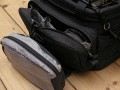 Foto von Ralf Neumann - VIELEN DANK!\n\nKommentar des Nutzers:\n\nLowepro Elite AW\nSehr robuste Tasche für die kleinere Ausrüstung. DSLR mit 4 Objektiven plus Blitz passt prima (meine Sigma SD10 passt auch mit angesetztem Batteriefach wenn ich in die mittleren Fächer kurze Objektive packe).\nWenn die Tasche einen Nachteil hat, ist es die Unterteilung der Vordertasche, die dadurch doch recht eng wird. Viele empfinden dies anders, ich bin jedoch kein Freund von vielen kleinen Fächern. AW steht bei Lowepro für eine Art Regencape, das in dem rückwärtigen Fach untergebracht ist. Der Deckel lappt über und schützt auch ohne das Regencape gut vor Feuchtigkeit. Recht hoher Preis, der jedoch meiner Meinung nach durch die Verarbeitung gerechtfertigt ist. S&F Zubehör kann an den Seiten angesetzt werden.