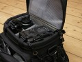 Foto von Ralf Neumann - VIELEN DANK!\n\nKommentar des Nutzers:\n\nLowepro Elite AW\nSehr robuste Tasche für die kleinere Ausrüstung. DSLR mit 4 Objektiven plus Blitz passt prima (meine Sigma SD10 passt auch mit angesetztem Batteriefach wenn ich in die mittleren Fächer kurze Objektive packe).\nWenn die Tasche einen Nachteil hat, ist es die Unterteilung der Vordertasche, die dadurch doch recht eng wird. Viele empfinden dies anders, ich bin jedoch kein Freund von vielen kleinen Fächern. AW steht bei Lowepro für eine Art Regencape, das in dem rückwärtigen Fach untergebracht ist. Der Deckel lappt über und schützt auch ohne das Regencape gut vor Feuchtigkeit. Recht hoher Preis, der jedoch meiner Meinung nach durch die Verarbeitung gerechtfertigt ist. S&F Zubehör kann an den Seiten angesetzt werden.
