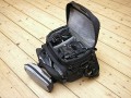 Foto von Ralf Neumann - VIELEN DANK!\n\nKommentar des Nutzers:\n\nLowepro Elite AW\nSehr robuste Tasche für die kleinere Ausrüstung. DSLR mit 4 Objektiven plus Blitz passt prima (meine Sigma SD10 passt auch mit angesetztem Batteriefach wenn ich in die mittleren Fächer kurze Objektive packe).\nWenn die Tasche einen Nachteil hat, ist es die Unterteilung der Vordertasche, die dadurch doch recht eng wird. Viele empfinden dies anders, ich bin jedoch kein Freund von vielen kleinen Fächern. AW steht bei Lowepro für eine Art Regencape, das in dem rückwärtigen Fach untergebracht ist. Der Deckel lappt über und schützt auch ohne das Regencape gut vor Feuchtigkeit. Recht hoher Preis, der jedoch meiner Meinung nach durch die Verarbeitung gerechtfertigt ist. S&F Zubehör kann an den Seiten angesetzt werden.