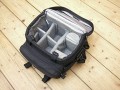 Foto von Ralf Neumann - VIELEN DANK!\n\nKommentar des Nutzers:\n\nLowepro Elite AW\nSehr robuste Tasche für die kleinere Ausrüstung. DSLR mit 4 Objektiven plus Blitz passt prima (meine Sigma SD10 passt auch mit angesetztem Batteriefach wenn ich in die mittleren Fächer kurze Objektive packe).\nWenn die Tasche einen Nachteil hat, ist es die Unterteilung der Vordertasche, die dadurch doch recht eng wird. Viele empfinden dies anders, ich bin jedoch kein Freund von vielen kleinen Fächern. AW steht bei Lowepro für eine Art Regencape, das in dem rückwärtigen Fach untergebracht ist. Der Deckel lappt über und schützt auch ohne das Regencape gut vor Feuchtigkeit. Recht hoher Preis, der jedoch meiner Meinung nach durch die Verarbeitung gerechtfertigt ist. S&F Zubehör kann an den Seiten angesetzt werden.