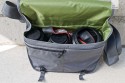 LOWEPRO EXCHANGE MESSENGER\n\nFotos und Text von Maxim Golembiewsk - VIELEN DANK!\n\nKommentar:\n\nHallo Herr Langer, ihre Website hat mir bereit bei einigen Entscheidungen bezüglich meiner Phototaschen geholfen nun Will ich mich Revanchieren und stelle ihnen hiermit Bilder und einen kurzen Text zur Verfügung\nIch würde mich freuen wenn sie auch die Links zu meinen Accounts auf FLICKR  und in der Fotocommunity übernehmen!\n\nKombiniert wird die klassische Fahrradkuriertasche mit einem schützenden und praktischen Design. Die Exchange Messenger ist eine attraktive, schützende DSLR Schulertasche mit Platz für persönliche Gegenstände. Durch den integrierten, verstellbaren Schultergurt lässt sich die Tasche auf zwei Arten tragen: über der Schulter oder quer über den Körper – im Messenger Stil. Zwei Schnallen bieten einen schnellen Zugriff und schützen den Inhalt, wenn sie unterwegs sind. Zubehör, Brieftasche, Telefon oder andere wichtige Gegenstände können in den drei tiefen Taschen (eine mit Reißverschluss) verstaut werden. Das geräumige Hauptfach ist mit einem anders farbigen Stoff für einen besseren Kontrast zur schwarzen Ausrüstung gefüttert. Das geräumige Innenfach bietet Platz für verschiedene DSLR Modelle (horizontal platziert), ein zusätzliches Objektiv oder Blitz sowie weitere persönliche Gegenstände. Die zwei gepolsterten, verstellbaren Inneneinteilungen lassen sich individuell an die Ausrüstung anpassen und sorgen für einen idealen Sitz der Kameraausrüstung und deren Extras. Die Exchange Messenger ist in schwarz und grau erhältlich.\n\n>>Lowepro Beschreibung der Tasche<<\n\nIn die Tasche passt mein komplettes Equipment(Ausgenommen Stativ)\n\nCANON EOS 40D\nCANON EF 17-40mm f/1:4 USM\nCANON Speedlight 430EX II (+ersatz Batterien)\nSIGMA 50mm f/1:1.4 EX DG HSM\nSIGMA 70-200 f/2.8 EX DG Makro HSM\nYONGNUO Rf-602 C3\nNotizbuch + Stift + Handy\n(Mit viel mühe passt noch ein Laptop)\n\nDie Tasche ist nur mäßig gepolstert und zwingt zu damit zu ein bisschen Vorsicht, was in puncto Unauffälligkeit und Design sofort wieder wett gemacht wird der Lowepro Exchange Messenger ist eine Tasche für Stil bewusste und moderne Photographen, Preiswert und Modern um auf Urbanen Streifzügen nicht aufzufallen.\nMeine Empfehlung\n\nhttp://www.flickr.com/photos/photostream_of_maxim/\n\nhttp://www.fotocommunity.de/pc/pc/mypics/1191995\n\nMfg Maxim Golembiewsk