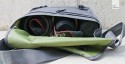LOWEPRO EXCHANGE MESSENGER\n\nFotos und Text von Maxim Golembiewsk - VIELEN DANK!\n\nKommentar:\n\nHallo Herr Langer, ihre Website hat mir bereit bei einigen Entscheidungen bezüglich meiner Phototaschen geholfen nun Will ich mich Revanchieren und stelle ihnen hiermit Bilder und einen kurzen Text zur Verfügung\nIch würde mich freuen wenn sie auch die Links zu meinen Accounts auf FLICKR  und in der Fotocommunity übernehmen!\n\nKombiniert wird die klassische Fahrradkuriertasche mit einem schützenden und praktischen Design. Die Exchange Messenger ist eine attraktive, schützende DSLR Schulertasche mit Platz für persönliche Gegenstände. Durch den integrierten, verstellbaren Schultergurt lässt sich die Tasche auf zwei Arten tragen: über der Schulter oder quer über den Körper – im Messenger Stil. Zwei Schnallen bieten einen schnellen Zugriff und schützen den Inhalt, wenn sie unterwegs sind. Zubehör, Brieftasche, Telefon oder andere wichtige Gegenstände können in den drei tiefen Taschen (eine mit Reißverschluss) verstaut werden. Das geräumige Hauptfach ist mit einem anders farbigen Stoff für einen besseren Kontrast zur schwarzen Ausrüstung gefüttert. Das geräumige Innenfach bietet Platz für verschiedene DSLR Modelle (horizontal platziert), ein zusätzliches Objektiv oder Blitz sowie weitere persönliche Gegenstände. Die zwei gepolsterten, verstellbaren Inneneinteilungen lassen sich individuell an die Ausrüstung anpassen und sorgen für einen idealen Sitz der Kameraausrüstung und deren Extras. Die Exchange Messenger ist in schwarz und grau erhältlich.\n\n>>Lowepro Beschreibung der Tasche<<\n\nIn die Tasche passt mein komplettes Equipment(Ausgenommen Stativ)\n\nCANON EOS 40D\nCANON EF 17-40mm f/1:4 USM\nCANON Speedlight 430EX II (+ersatz Batterien)\nSIGMA 50mm f/1:1.4 EX DG HSM\nSIGMA 70-200 f/2.8 EX DG Makro HSM\nYONGNUO Rf-602 C3\nNotizbuch + Stift + Handy\n(Mit viel mühe passt noch ein Laptop)\n\nDie Tasche ist nur mäßig gepolstert und zwingt zu damit zu ein bisschen Vorsicht, was in puncto Unauffälligkeit und Design sofort wieder wett gemacht wird der Lowepro Exchange Messenger ist eine Tasche für Stil bewusste und moderne Photographen, Preiswert und Modern um auf Urbanen Streifzügen nicht aufzufallen.\nMeine Empfehlung\n\nhttp://www.flickr.com/photos/photostream_of_maxim/\n\nhttp://www.fotocommunity.de/pc/pc/mypics/1191995\n\nMfg Maxim Golembiewsk