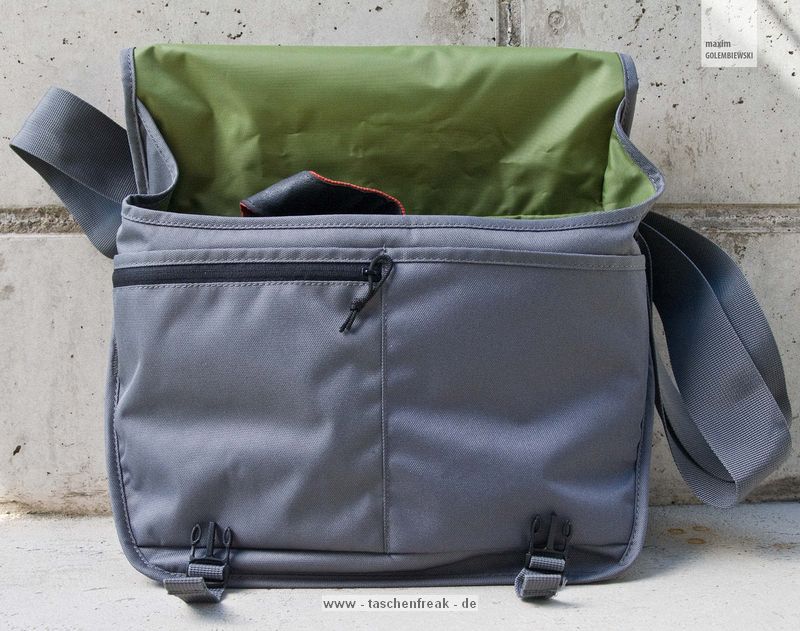 LOWEPRO EXCHANGE MESSENGER\n\nFotos und Text von Maxim Golembiewsk - VIELEN DANK!\n\nKommentar:\n\nHallo Herr Langer, ihre Website hat mir bereit bei einigen Entscheidungen bezglich meiner Phototaschen geholfen nun Will ich mich Revanchieren und stelle ihnen hiermit Bilder und einen kurzen Text zur Verfgung\nIch wrde mich freuen wenn sie auch die Links zu meinen Accounts auf FLICKR  und in der Fotocommunity bernehmen!\n\nKombiniert wird die klassische Fahrradkuriertasche mit einem schtzenden und praktischen Design. Die Exchange Messenger ist eine attraktive, schtzende DSLR Schulertasche mit Platz fr persnliche Gegenstnde. Durch den integrierten, verstellbaren Schultergurt lsst sich die Tasche auf zwei Arten tragen: ber der Schulter oder quer ber den Krper  im Messenger Stil. Zwei Schnallen bieten einen schnellen Zugriff und schtzen den Inhalt, wenn sie unterwegs sind. Zubehr, Brieftasche, Telefon oder andere wichtige Gegenstnde knnen in den drei tiefen Taschen (eine mit Reiverschluss) verstaut werden. Das gerumige Hauptfach ist mit einem anders farbigen Stoff fr einen besseren Kontrast zur schwarzen Ausrstung gefttert. Das gerumige Innenfach bietet Platz fr verschiedene DSLR Modelle (horizontal platziert), ein zustzliches Objektiv oder Blitz sowie weitere persnliche Gegenstnde. Die zwei gepolsterten, verstellbaren Inneneinteilungen lassen sich individuell an die Ausrstung anpassen und sorgen fr einen idealen Sitz der Kameraausrstung und deren Extras. Die Exchange Messenger ist in schwarz und grau erhltlich.\n\n>>Lowepro Beschreibung der Tasche<<\n\nIn die Tasche passt mein komplettes Equipment(Ausgenommen Stativ)\n\nCANON EOS 40D\nCANON EF 17-40mm f/1:4 USM\nCANON Speedlight 430EX II (+ersatz Batterien)\nSIGMA 50mm f/1:1.4 EX DG HSM\nSIGMA 70-200 f/2.8 EX DG Makro HSM\nYONGNUO Rf-602 C3\nNotizbuch + Stift + Handy\n(Mit viel mhe passt noch ein Laptop)\n\nDie Tasche ist nur mig gepolstert und zwingt zu damit zu ein bisschen Vorsicht, was in puncto Unaufflligkeit und Design sofort wieder wett gemacht wird der Lowepro Exchange Messenger ist eine Tasche fr Stil bewusste und moderne Photographen, Preiswert und Modern um auf Urbanen Streifzgen nicht aufzufallen.\nMeine Empfehlung\n\nhttp://www.flickr.com/photos/photostream_of_maxim/\n\nhttp://www.fotocommunity.de/pc/pc/mypics/1191995\n\nMfg Maxim Golembiewsk