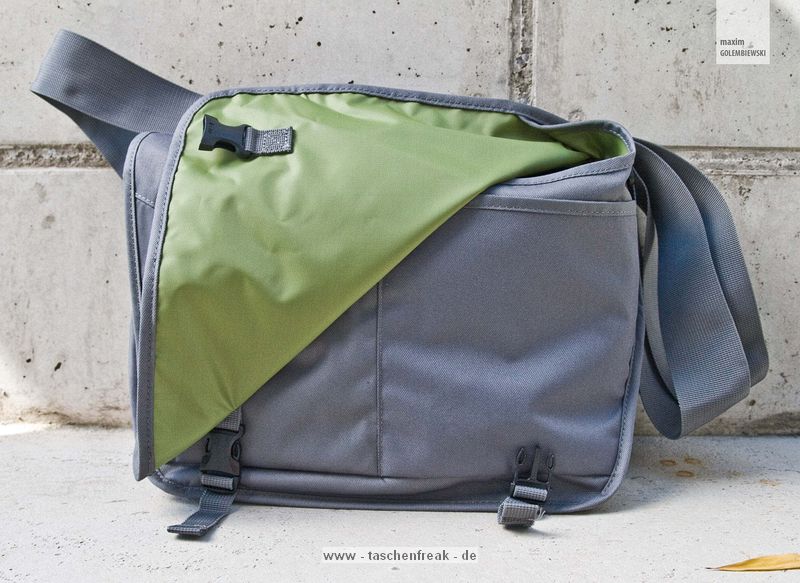 LOWEPRO EXCHANGE MESSENGER\n\nFotos und Text von Maxim Golembiewsk - VIELEN DANK!\n\nKommentar:\n\nHallo Herr Langer, ihre Website hat mir bereit bei einigen Entscheidungen bezglich meiner Phototaschen geholfen nun Will ich mich Revanchieren und stelle ihnen hiermit Bilder und einen kurzen Text zur Verfgung\nIch wrde mich freuen wenn sie auch die Links zu meinen Accounts auf FLICKR  und in der Fotocommunity bernehmen!\n\nKombiniert wird die klassische Fahrradkuriertasche mit einem schtzenden und praktischen Design. Die Exchange Messenger ist eine attraktive, schtzende DSLR Schulertasche mit Platz fr persnliche Gegenstnde. Durch den integrierten, verstellbaren Schultergurt lsst sich die Tasche auf zwei Arten tragen: ber der Schulter oder quer ber den Krper  im Messenger Stil. Zwei Schnallen bieten einen schnellen Zugriff und schtzen den Inhalt, wenn sie unterwegs sind. Zubehr, Brieftasche, Telefon oder andere wichtige Gegenstnde knnen in den drei tiefen Taschen (eine mit Reiverschluss) verstaut werden. Das gerumige Hauptfach ist mit einem anders farbigen Stoff fr einen besseren Kontrast zur schwarzen Ausrstung gefttert. Das gerumige Innenfach bietet Platz fr verschiedene DSLR Modelle (horizontal platziert), ein zustzliches Objektiv oder Blitz sowie weitere persnliche Gegenstnde. Die zwei gepolsterten, verstellbaren Inneneinteilungen lassen sich individuell an die Ausrstung anpassen und sorgen fr einen idealen Sitz der Kameraausrstung und deren Extras. Die Exchange Messenger ist in schwarz und grau erhltlich.\n\n>>Lowepro Beschreibung der Tasche<<\n\nIn die Tasche passt mein komplettes Equipment(Ausgenommen Stativ)\n\nCANON EOS 40D\nCANON EF 17-40mm f/1:4 USM\nCANON Speedlight 430EX II (+ersatz Batterien)\nSIGMA 50mm f/1:1.4 EX DG HSM\nSIGMA 70-200 f/2.8 EX DG Makro HSM\nYONGNUO Rf-602 C3\nNotizbuch + Stift + Handy\n(Mit viel mhe passt noch ein Laptop)\n\nDie Tasche ist nur mig gepolstert und zwingt zu damit zu ein bisschen Vorsicht, was in puncto Unaufflligkeit und Design sofort wieder wett gemacht wird der Lowepro Exchange Messenger ist eine Tasche fr Stil bewusste und moderne Photographen, Preiswert und Modern um auf Urbanen Streifzgen nicht aufzufallen.\nMeine Empfehlung\n\nhttp://www.flickr.com/photos/photostream_of_maxim/\n\nhttp://www.fotocommunity.de/pc/pc/mypics/1191995\n\nMfg Maxim Golembiewsk
