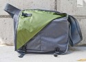 LOWEPRO EXCHANGE MESSENGER\n\nFotos und Text von Maxim Golembiewsk - VIELEN DANK!\n\nKommentar:\n\nHallo Herr Langer, ihre Website hat mir bereit bei einigen Entscheidungen bezüglich meiner Phototaschen geholfen nun Will ich mich Revanchieren und stelle ihnen hiermit Bilder und einen kurzen Text zur Verfügung\nIch würde mich freuen wenn sie auch die Links zu meinen Accounts auf FLICKR  und in der Fotocommunity übernehmen!\n\nKombiniert wird die klassische Fahrradkuriertasche mit einem schützenden und praktischen Design. Die Exchange Messenger ist eine attraktive, schützende DSLR Schulertasche mit Platz für persönliche Gegenstände. Durch den integrierten, verstellbaren Schultergurt lässt sich die Tasche auf zwei Arten tragen: über der Schulter oder quer über den Körper – im Messenger Stil. Zwei Schnallen bieten einen schnellen Zugriff und schützen den Inhalt, wenn sie unterwegs sind. Zubehör, Brieftasche, Telefon oder andere wichtige Gegenstände können in den drei tiefen Taschen (eine mit Reißverschluss) verstaut werden. Das geräumige Hauptfach ist mit einem anders farbigen Stoff für einen besseren Kontrast zur schwarzen Ausrüstung gefüttert. Das geräumige Innenfach bietet Platz für verschiedene DSLR Modelle (horizontal platziert), ein zusätzliches Objektiv oder Blitz sowie weitere persönliche Gegenstände. Die zwei gepolsterten, verstellbaren Inneneinteilungen lassen sich individuell an die Ausrüstung anpassen und sorgen für einen idealen Sitz der Kameraausrüstung und deren Extras. Die Exchange Messenger ist in schwarz und grau erhältlich.\n\n>>Lowepro Beschreibung der Tasche<<\n\nIn die Tasche passt mein komplettes Equipment(Ausgenommen Stativ)\n\nCANON EOS 40D\nCANON EF 17-40mm f/1:4 USM\nCANON Speedlight 430EX II (+ersatz Batterien)\nSIGMA 50mm f/1:1.4 EX DG HSM\nSIGMA 70-200 f/2.8 EX DG Makro HSM\nYONGNUO Rf-602 C3\nNotizbuch + Stift + Handy\n(Mit viel mühe passt noch ein Laptop)\n\nDie Tasche ist nur mäßig gepolstert und zwingt zu damit zu ein bisschen Vorsicht, was in puncto Unauffälligkeit und Design sofort wieder wett gemacht wird der Lowepro Exchange Messenger ist eine Tasche für Stil bewusste und moderne Photographen, Preiswert und Modern um auf Urbanen Streifzügen nicht aufzufallen.\nMeine Empfehlung\n\nhttp://www.flickr.com/photos/photostream_of_maxim/\n\nhttp://www.fotocommunity.de/pc/pc/mypics/1191995\n\nMfg Maxim Golembiewsk
