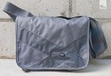 LOWEPRO EXCHANGE MESSENGER\n\nFotos und Text von Maxim Golembiewsk - VIELEN DANK!\n\nKommentar:\n\nHallo Herr Langer, ihre Website hat mir bereit bei einigen Entscheidungen bezüglich meiner Phototaschen geholfen nun Will ich mich Revanchieren und stelle ihnen hiermit Bilder und einen kurzen Text zur Verfügung\nIch würde mich freuen wenn sie auch die Links zu meinen Accounts auf FLICKR  und in der Fotocommunity übernehmen!\n\nKombiniert wird die klassische Fahrradkuriertasche mit einem schützenden und praktischen Design. Die Exchange Messenger ist eine attraktive, schützende DSLR Schulertasche mit Platz für persönliche Gegenstände. Durch den integrierten, verstellbaren Schultergurt lässt sich die Tasche auf zwei Arten tragen: über der Schulter oder quer über den Körper – im Messenger Stil. Zwei Schnallen bieten einen schnellen Zugriff und schützen den Inhalt, wenn sie unterwegs sind. Zubehör, Brieftasche, Telefon oder andere wichtige Gegenstände können in den drei tiefen Taschen (eine mit Reißverschluss) verstaut werden. Das geräumige Hauptfach ist mit einem anders farbigen Stoff für einen besseren Kontrast zur schwarzen Ausrüstung gefüttert. Das geräumige Innenfach bietet Platz für verschiedene DSLR Modelle (horizontal platziert), ein zusätzliches Objektiv oder Blitz sowie weitere persönliche Gegenstände. Die zwei gepolsterten, verstellbaren Inneneinteilungen lassen sich individuell an die Ausrüstung anpassen und sorgen für einen idealen Sitz der Kameraausrüstung und deren Extras. Die Exchange Messenger ist in schwarz und grau erhältlich.\n\n>>Lowepro Beschreibung der Tasche<<\n\nIn die Tasche passt mein komplettes Equipment(Ausgenommen Stativ)\n\nCANON EOS 40D\nCANON EF 17-40mm f/1:4 USM\nCANON Speedlight 430EX II (+ersatz Batterien)\nSIGMA 50mm f/1:1.4 EX DG HSM\nSIGMA 70-200 f/2.8 EX DG Makro HSM\nYONGNUO Rf-602 C3\nNotizbuch + Stift + Handy\n(Mit viel mühe passt noch ein Laptop)\n\nDie Tasche ist nur mäßig gepolstert und zwingt zu damit zu ein bisschen Vorsicht, was in puncto Unauffälligkeit und Design sofort wieder wett gemacht wird der Lowepro Exchange Messenger ist eine Tasche für Stil bewusste und moderne Photographen, Preiswert und Modern um auf Urbanen Streifzügen nicht aufzufallen.\nMeine Empfehlung\n\nhttp://www.flickr.com/photos/photostream_of_maxim/\n\nhttp://www.fotocommunity.de/pc/pc/mypics/1191995\n\nMfg Maxim Golembiewsk