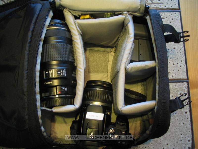 LOWEPRO FASTPACK 200\n\nFoto und Kommentar von Heiko - VIELEN DANK!\n\nKommentar:\n\nIch habe mir die Fastpack 200 von Lowepro gekauft, weil mich das schnelle Herausnehmen der Kamera schon bei der Slingshot-Reihe berzeugt hat. Im Laden bemerkte ich, dass ich mit einem Schultergurt nicht zurechtkam.\nDie Fastpack-Reihe hat zwei Schultergurte wie ein richtiger Rucksack, das war fr mich kaufentscheidend.\nIm linken Fach bewahre ich einen Canon Speedlite 430 EX II mit Softbox und ein Canon 70-300 auf. In der Mitte oben habe ich flache Kleinigkeiten wie Filter, Libelle, Fernauslser\nRechts oben habe ich Ladegerte, Akku und Kabel untergebracht.\nRechts unten bewahre ich das Kitobjektiv auf.\nIn der Mitte ist die Kamera mit montiertem Objektiv.