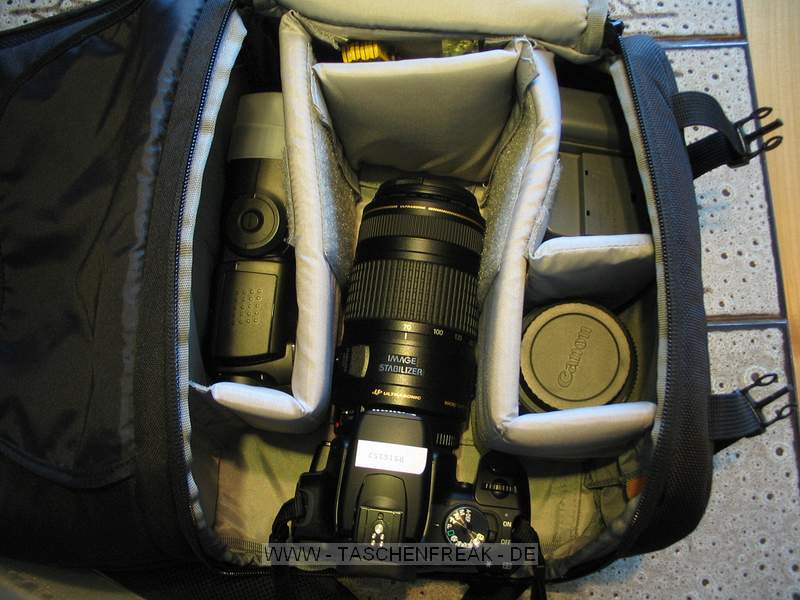 LOWEPRO FASTPACK 200\n\nFoto und Kommentar von Heiko - VIELEN DANK!\n\nKommentar:\n\nIch habe mir die Fastpack 200 von Lowepro gekauft, weil mich das schnelle Herausnehmen der Kamera schon bei der Slingshot-Reihe berzeugt hat. Im Laden bemerkte ich, dass ich mit einem Schultergurt nicht zurechtkam.\nDie Fastpack-Reihe hat zwei Schultergurte wie ein richtiger Rucksack, das war fr mich kaufentscheidend.\nIm linken Fach bewahre ich einen Canon Speedlite 430 EX II mit Softbox und ein Canon 70-300 auf. In der Mitte oben habe ich flache Kleinigkeiten wie Filter, Libelle, Fernauslser\nRechts oben habe ich Ladegerte, Akku und Kabel untergebracht.\nRechts unten bewahre ich das Kitobjektiv auf.\nIn der Mitte ist die Kamera mit montiertem Objektiv.