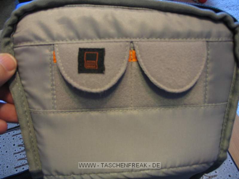 LOWEPRO FASTPACK 200\n\nFoto und Kommentar von Heiko - VIELEN DANK!\n\nKommentar:\n\nIch habe mir die Fastpack 200 von Lowepro gekauft, weil mich das schnelle Herausnehmen der Kamera schon bei der Slingshot-Reihe berzeugt hat. Im Laden bemerkte ich, dass ich mit einem Schultergurt nicht zurechtkam.\nDie Fastpack-Reihe hat zwei Schultergurte wie ein richtiger Rucksack, das war fr mich kaufentscheidend.\nIm linken Fach bewahre ich einen Canon Speedlite 430 EX II mit Softbox und ein Canon 70-300 auf. In der Mitte oben habe ich flache Kleinigkeiten wie Filter, Libelle, Fernauslser\nRechts oben habe ich Ladegerte, Akku und Kabel untergebracht.\nRechts unten bewahre ich das Kitobjektiv auf.\nIn der Mitte ist die Kamera mit montiertem Objektiv.