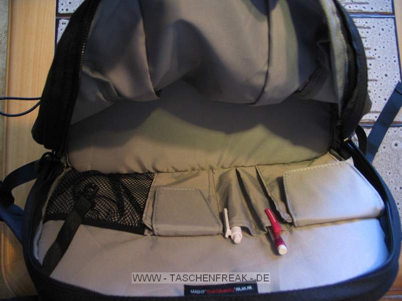 LOWEPRO FASTPACK 200\n\nFoto und Kommentar von Heiko - VIELEN DANK!\n\nKommentar:\n\nIch habe mir die Fastpack 200 von Lowepro gekauft, weil mich das schnelle Herausnehmen der Kamera schon bei der Slingshot-Reihe berzeugt hat. Im Laden bemerkte ich, dass ich mit einem Schultergurt nicht zurechtkam.\nDie Fastpack-Reihe hat zwei Schultergurte wie ein richtiger Rucksack, das war fr mich kaufentscheidend.\nIm linken Fach bewahre ich einen Canon Speedlite 430 EX II mit Softbox und ein Canon 70-300 auf. In der Mitte oben habe ich flache Kleinigkeiten wie Filter, Libelle, Fernauslser\nRechts oben habe ich Ladegerte, Akku und Kabel untergebracht.\nRechts unten bewahre ich das Kitobjektiv auf.\nIn der Mitte ist die Kamera mit montiertem Objektiv.