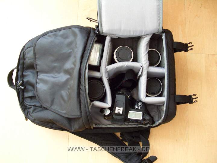 LOWEPRO FASTPACK 250\n\nFoto von Maximilian Schirmer - VIELEN DANK!\n\nKommentar des Nutzers:\n\nLowePro Fastpack 250\n\nDies ist mein erster Fotorucksack und auch meine erste Tasche von LowePro, das sollte ich eingangs vielleicht erwhnen, damit man meine Beurteilung einordnen kann. Ich werde den Fastpack im (Uni-)Alltag einsetzen, deshalb ist das Laptopfach Pflicht. Oft habe ich mich gergert, dass mein vorheriger Rucksack (Jack Wolfskin Brainstorm) die Kameraausrstung erst nach einiger Kramerei erreichbar machte. Dadurch habe ich so manche Chance auf ein schnes Foto verpasst und erhoffe mir vom Fastpack eine deutliche Verbesserung in Hinsicht auf den Schnellzugriff auf die Kamera.\n\nDer Rucksack ist extrem gut verarbeitet. Alle Reissverschlsse gehen butterweich und sind wohldurchdacht platziert. Das Laptopfach (fr Gerte bis 15.4 Zoll Widescreen) ist gut gepolstert, die Verwendung einer zustzlichen Neoprenhlle ist aber evtl. zu empfehlen.\n\nIm oberen Daypack-Fach lassen sich mhelos berlebensnotwendige Kleinigkeiten wie GPS-Logger, Taschenmesser, Netzteile, Notizbuch, Stifte oder Ausrstungsgegenstnde (kleines Stativ, Akkus, Speicherkarten, ...) verstauen. Eine Regenjacke findet auch ihren Platz. Der Boden, welcher das Daypack zur Fotoausrstung abtrennt, ist sehr solide und dick. Hier lassen sich also auch schwerere Gegenstnde unterbringen und eine ausgelaufene Flasche wird wohl nicht zu schnell die Kameraausrstung fluten. Auch wenn LowePro keine Regenhaube mitliefert, so ist eine entsprechende Unterbringungsmglichkeit im Deckel des Daypacks jedoch vorgesehen.\n\nDas Ausrstungsfach ist gestaltet wie bei den Slingshots und lsst sich recht variabel konfigurieren. Meine 5 Objektive (16/2.8, 28/2.8, 50/1.7, 135/2.8, 18-55 3.5~5.6) plus Kamera (Pentax K110D) und Blitz (Pentax AF360-FGZ) finden locker Platz, je nach Bauform lassen sich mindestens noch 3 bis 4 weitere verstauen. Auch ein Batteriegriff wrde kein Problem darstellen und passt noch locker an die verstaute Kamera.\n\nIch habe bemerkt, dass der Rucksack die Last extrem gut verteilt, die angenehm gepolsterten Trageriemen lassen auch lngere Touren mit voller Beladung zu, der Bauchgurt hilft zustzlich.\n\nNimmt man den Rucksack nur mit dem linken Trageriemen auf den Rcken, so lsst er sich in Slingshotmanier nach vorn ziehen und gestattet direkten Zugriff auf das Kamerafach.\n\nDer Fastpack 250 bietet zudem eine Vielzahl kleiner Fcher, die das sortierte Verstauen von Kleinteilen wie Akkus, Filter, Speicherkarten usw. extrem erleichtern. Mit meiner Ausstattung ist er wahrscheinlich nicht mal annhernd an der Grenze seiner Kapazitt.