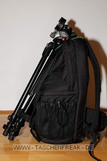 LOWEPRO FASTPACK 250\n\nFoto und Kommentar von Niki Pucher - VIELEN DANK!\n\nKommentar:\n\nHi,\n\nich hatte vor einiger Zeit einen "Fastpack250 Pimp" ins DSLR Forum einen Link reingestellt bei dem man sieht wie man ein Stativ darauf gut montieren kann. Hatte das ganze dann letzte Woche von meiner Seite genommen, da ich meine Seite umbaue. Bekomme aber immer wieder Emails, von Interessierten. Dachte mir eigentlich passt das ja gut zu eurer Seite ;)\n\nAlso hab ich neue Photos gemacht und schick sie euch.\n\nPhotos vom Innenleben gibt es genug, drum hab ich die rausgelassen. Was braucht man dazu: 1 kleines Kletterseil oder hnliches fr Oben und einen Riemen- bzw. Klettverschlussgurt fr Unten. Das Stativ mit 2 Beinen durchs Seil unten auch. Fr noch mehr Stabilitt unten in ein anderes Bein. Das Stativ klemmt sich selber noch zustzlich fest. Stativ auf den Bildern ist ein Manfrotto190XProB mit RRS Kopf.\n\nVorteile dieses Systems:\n.) Billig\n.) Stabil. Der Rucksack wackelt nicht beim Gehen (das obere Seil kann noch enger gemacht werden, aber fr mir reicht es so. Am Berg mache ich ihn etwas enger). Er steht stabil am Boden ohne Umfallen. Beim Zugriff auf die Kamera "Slingshotstyle" hlt es auch stabil! Auch berkopf (kann ja am Berg mal passieren, leider) hlt es.\n.) Man hat trotzdem einen schnellen Zugriff aufs Stativ.\n.) Man kann ein Stativ auf dem Fastpack montieren!\n\nlg\nNiki Pucher - http://www.grinst.org