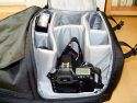 LOWEPRO FASTPACK 250\n\nFoto von Maximilian Schirmer - VIELEN DANK!\n\nKommentar des Nutzers:\n\nLowePro Fastpack 250\n\nDies ist mein erster Fotorucksack und auch meine erste Tasche von LowePro, das sollte ich eingangs vielleicht erwhnen, damit man meine Beurteilung einordnen kann. Ich werde den Fastpack im (Uni-)Alltag einsetzen, deshalb ist das Laptopfach Pflicht. Oft habe ich mich gergert, dass mein vorheriger Rucksack (Jack Wolfskin Brainstorm) die Kameraausrstung erst nach einiger Kramerei erreichbar machte. Dadurch habe ich so manche Chance auf ein schnes Foto verpasst und erhoffe mir vom Fastpack eine deutliche Verbesserung in Hinsicht auf den Schnellzugriff auf die Kamera.\n\nDer Rucksack ist extrem gut verarbeitet. Alle Reissverschlsse gehen butterweich und sind wohldurchdacht platziert. Das Laptopfach (fr Gerte bis 15.4 Zoll Widescreen) ist gut gepolstert, die Verwendung einer zustzlichen Neoprenhlle ist aber evtl. zu empfehlen.\n\nIm oberen Daypack-Fach lassen sich mhelos berlebensnotwendige Kleinigkeiten wie GPS-Logger, Taschenmesser, Netzteile, Notizbuch, Stifte oder Ausrstungsgegenstnde (kleines Stativ, Akkus, Speicherkarten, ...) verstauen. Eine Regenjacke findet auch ihren Platz. Der Boden, welcher das Daypack zur Fotoausrstung abtrennt, ist sehr solide und dick. Hier lassen sich also auch schwerere Gegenstnde unterbringen und eine ausgelaufene Flasche wird wohl nicht zu schnell die Kameraausrstung fluten. Auch wenn LowePro keine Regenhaube mitliefert, so ist eine entsprechende Unterbringungsmglichkeit im Deckel des Daypacks jedoch vorgesehen.\n\nDas Ausrstungsfach ist gestaltet wie bei den Slingshots und lsst sich recht variabel konfigurieren. Meine 5 Objektive (16/2.8, 28/2.8, 50/1.7, 135/2.8, 18-55 3.5~5.6) plus Kamera (Pentax K110D) und Blitz (Pentax AF360-FGZ) finden locker Platz, je nach Bauform lassen sich mindestens noch 3 bis 4 weitere verstauen. Auch ein Batteriegriff wrde kein Problem darstellen und passt noch locker an die verstaute Kamera.\n\nIch habe bemerkt, dass der Rucksack die Last extrem gut verteilt, die angenehm gepolsterten Trageriemen lassen auch lngere Touren mit voller Beladung zu, der Bauchgurt hilft zustzlich.\n\nNimmt man den Rucksack nur mit dem linken Trageriemen auf den Rcken, so lsst er sich in Slingshotmanier nach vorn ziehen und gestattet direkten Zugriff auf das Kamerafach.\n\nDer Fastpack 250 bietet zudem eine Vielzahl kleiner Fcher, die das sortierte Verstauen von Kleinteilen wie Akkus, Filter, Speicherkarten usw. extrem erleichtern. Mit meiner Ausstattung ist er wahrscheinlich nicht mal annhernd an der Grenze seiner Kapazitt.