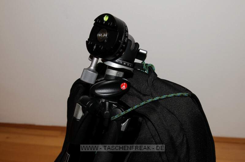 LOWEPRO FASTPACK 250\n\nFoto und Kommentar von Niki Pucher - VIELEN DANK!\n\nKommentar:\n\nHi,\n\nich hatte vor einiger Zeit einen "Fastpack250 Pimp" ins DSLR Forum einen Link reingestellt bei dem man sieht wie man ein Stativ darauf gut montieren kann. Hatte das ganze dann letzte Woche von meiner Seite genommen, da ich meine Seite umbaue. Bekomme aber immer wieder Emails, von Interessierten. Dachte mir eigentlich passt das ja gut zu eurer Seite ;)\n\nAlso hab ich neue Photos gemacht und schick sie euch.\n\nPhotos vom Innenleben gibt es genug, drum hab ich die rausgelassen. Was braucht man dazu: 1 kleines Kletterseil oder Ähnliches für Oben und einen Riemen- bzw. Klettverschlussgurt für Unten. Das Stativ mit 2 Beinen durchs Seil unten auch. Für noch mehr Stabilität unten in ein anderes Bein. Das Stativ klemmt sich selber noch zusätzlich fest. Stativ auf den Bildern ist ein Manfrotto190XProB mit RRS Kopf.\n\nVorteile dieses Systems:\n.) Billig\n.) Stabil. Der Rucksack wackelt nicht beim Gehen (das obere Seil kann noch enger gemacht werden, aber für mir reicht es so. Am Berg mache ich ihn etwas enger). Er steht stabil am Boden ohne Umfallen. Beim Zugriff auf die Kamera "Slingshotstyle" hält es auch stabil! Auch Überkopf (kann ja am Berg mal passieren, leider) hält es.\n.) Man hat trotzdem einen schnellen Zugriff aufs Stativ.\n.) Man kann ein Stativ auf dem Fastpack montieren!\n\nlg\nNiki Pucher - http://www.grinst.org