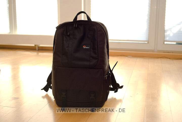 LOWEPRO FASTPACK 250\n\nFoto von Maximilian Schirmer - VIELEN DANK!\n\nKommentar des Nutzers:\n\nLowePro Fastpack 250\n\nDies ist mein erster Fotorucksack und auch meine erste Tasche von LowePro, das sollte ich eingangs vielleicht erw�hnen, damit man meine Beurteilung einordnen kann. Ich werde den Fastpack im (Uni-)Alltag einsetzen, deshalb ist das Laptopfach Pflicht. Oft habe ich mich ge�rgert, dass mein vorheriger Rucksack (Jack Wolfskin Brainstorm) die Kameraausr�stung erst nach einiger Kramerei erreichbar machte. Dadurch habe ich so manche Chance auf ein sch�nes Foto verpasst und erhoffe mir vom Fastpack eine deutliche Verbesserung in Hinsicht auf den Schnellzugriff auf die Kamera.\n\nDer Rucksack ist extrem gut verarbeitet. Alle Reissverschl�sse gehen butterweich und sind wohldurchdacht platziert. Das Laptopfach (f�r Ger�te bis 15.4 Zoll Widescreen) ist gut gepolstert, die Verwendung einer zus�tzlichen Neoprenh�lle ist aber evtl. zu empfehlen.\n\nIm oberen Daypack-Fach lassen sich m�helos �berlebensnotwendige Kleinigkeiten wie GPS-Logger, Taschenmesser, Netzteile, Notizbuch, Stifte oder Ausr�stungsgegenst�nde (kleines Stativ, Akkus, Speicherkarten, ...) verstauen. Eine Regenjacke findet auch ihren Platz. Der Boden, welcher das Daypack zur Fotoausr�stung abtrennt, ist sehr solide und dick. Hier lassen sich also auch schwerere Gegenst�nde unterbringen und eine ausgelaufene Flasche wird wohl nicht zu schnell die Kameraausr�stung fluten. Auch wenn LowePro keine Regenhaube mitliefert, so ist eine entsprechende Unterbringungsm�glichkeit im Deckel des Daypacks jedoch vorgesehen.\n\nDas Ausr�stungsfach ist gestaltet wie bei den Slingshots und l�sst sich recht variabel konfigurieren. Meine 5 Objektive (16/2.8, 28/2.8, 50/1.7, 135/2.8, 18-55 3.5~5.6) plus Kamera (Pentax K110D) und Blitz (Pentax AF360-FGZ) finden locker Platz, je nach Bauform lassen sich mindestens noch 3 bis 4 weitere verstauen. Auch ein Batteriegriff w�rde kein Problem darstellen und passt noch locker an die verstaute Kamera.\n\nIch habe bemerkt, dass der Rucksack die Last extrem gut verteilt, die angenehm gepolsterten Trageriemen lassen auch l�ngere Touren mit voller Beladung zu, der Bauchgurt hilft zus�tzlich.\n\nNimmt man den Rucksack nur mit dem linken Trageriemen auf den R�cken, so l�sst er sich in Slingshotmanier nach vorn ziehen und gestattet direkten Zugriff auf das Kamerafach.\n\nDer Fastpack 250 bietet zudem eine Vielzahl kleiner F�cher, die das sortierte Verstauen von Kleinteilen wie Akkus, Filter, Speicherkarten usw. extrem erleichtern. Mit meiner Ausstattung ist er wahrscheinlich nicht mal ann�hernd an der Grenze seiner Kapazit�t.