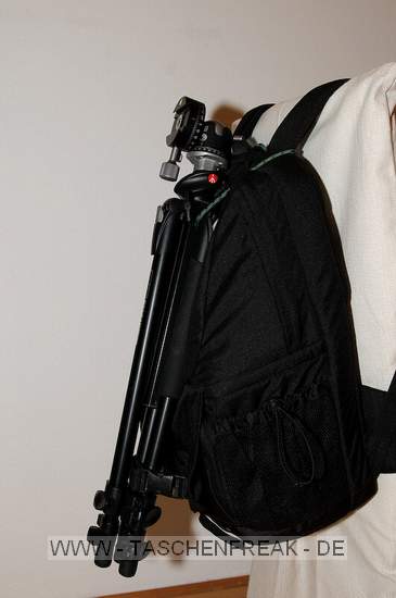 LOWEPRO FASTPACK 250\n\nFoto und Kommentar von Niki Pucher - VIELEN DANK!\n\nKommentar:\n\nHi,\n\nich hatte vor einiger Zeit einen "Fastpack250 Pimp" ins DSLR Forum einen Link reingestellt bei dem man sieht wie man ein Stativ darauf gut montieren kann. Hatte das ganze dann letzte Woche von meiner Seite genommen, da ich meine Seite umbaue. Bekomme aber immer wieder Emails, von Interessierten. Dachte mir eigentlich passt das ja gut zu eurer Seite ;)\n\nAlso hab ich neue Photos gemacht und schick sie euch.\n\nPhotos vom Innenleben gibt es genug, drum hab ich die rausgelassen. Was braucht man dazu: 1 kleines Kletterseil oder Ähnliches für Oben und einen Riemen- bzw. Klettverschlussgurt für Unten. Das Stativ mit 2 Beinen durchs Seil unten auch. Für noch mehr Stabilität unten in ein anderes Bein. Das Stativ klemmt sich selber noch zusätzlich fest. Stativ auf den Bildern ist ein Manfrotto190XProB mit RRS Kopf.\n\nVorteile dieses Systems:\n.) Billig\n.) Stabil. Der Rucksack wackelt nicht beim Gehen (das obere Seil kann noch enger gemacht werden, aber für mir reicht es so. Am Berg mache ich ihn etwas enger). Er steht stabil am Boden ohne Umfallen. Beim Zugriff auf die Kamera "Slingshotstyle" hält es auch stabil! Auch Überkopf (kann ja am Berg mal passieren, leider) hält es.\n.) Man hat trotzdem einen schnellen Zugriff aufs Stativ.\n.) Man kann ein Stativ auf dem Fastpack montieren!\n\nlg\nNiki Pucher - http://www.grinst.org